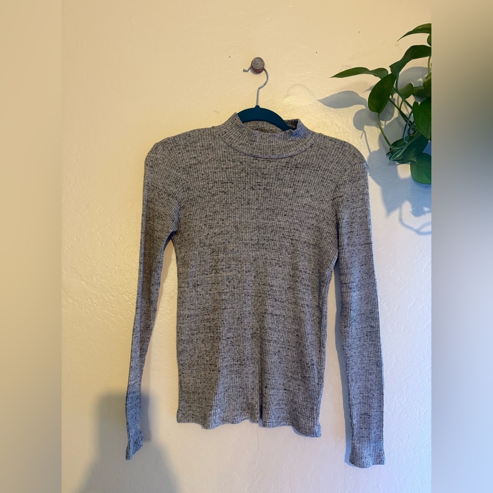 Uniqlo Light Gray long sleeve  women’s small